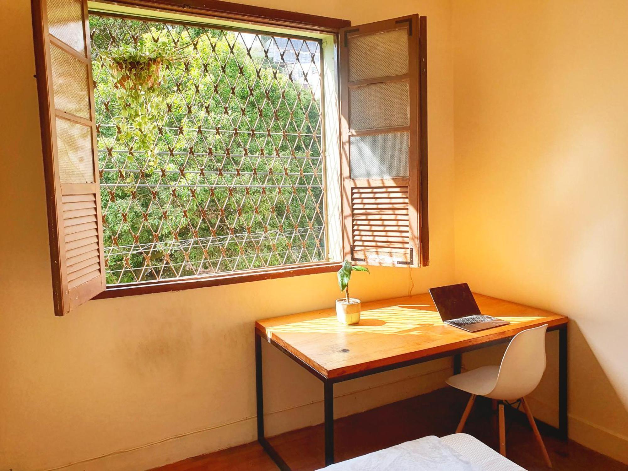 Quarto Casal Com Janela Casa Caramel Belo Horizonte Exterior photo